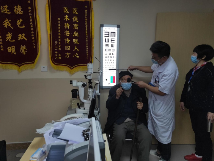 89岁老人视力急剧下降 右眼术后视力恢复正常——雅安仁康医院眼科为一高龄患者实施白内障手术