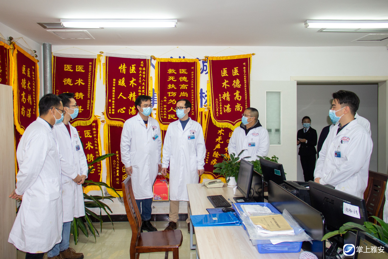 雅安市人民医院负责人慰问春节值班医护人员1.jpg