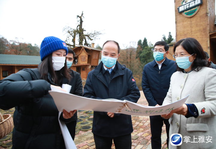 李酌在荥经县熊猫森林国际探索学校，调研自然教育开展情况。.jpg