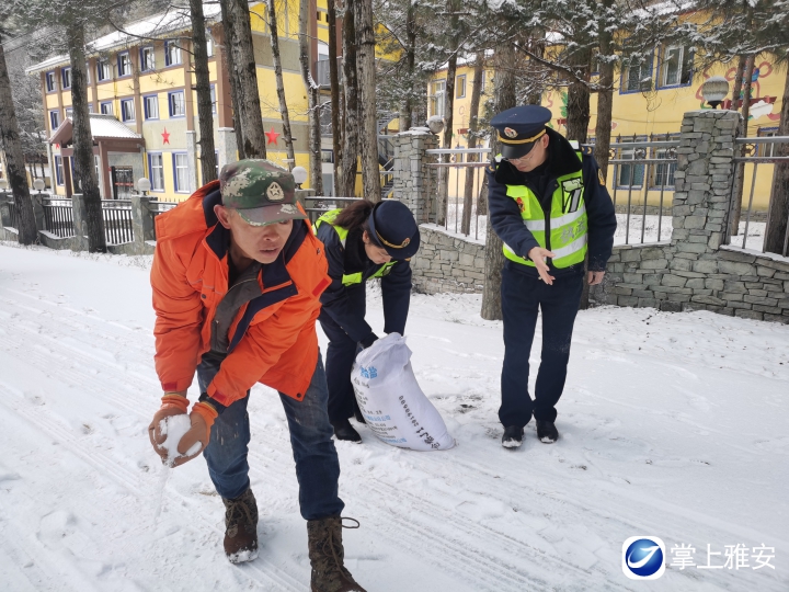 交通执法人员和养护段工人正在撒盐融雪jpg11.jpg