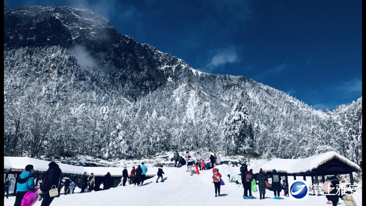 游客在喇叭河景区赏雪0.jpg