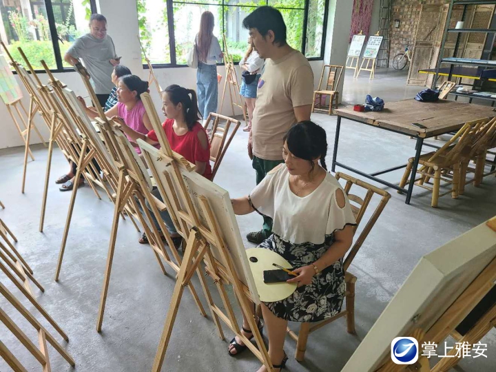 当地村民在艺术老师指导下，学习绘画.jpg