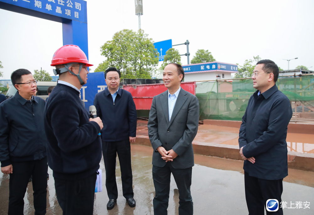 李酌在雅州新区调研扬杰雅吉芯半导体单晶材料扩能项目建设情况。.jpg