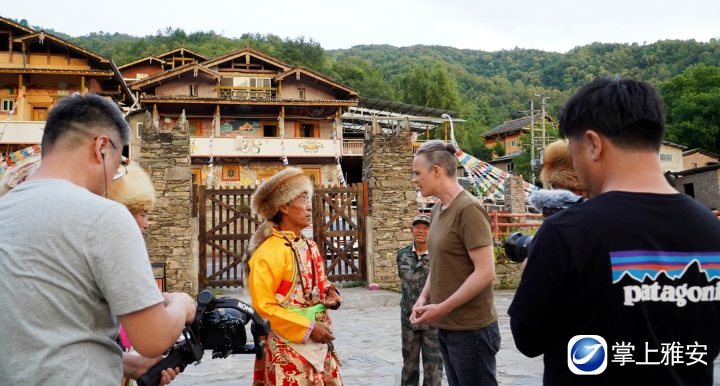 节目组外国观察员与硗碛藏族乡群众交谈.jpg
