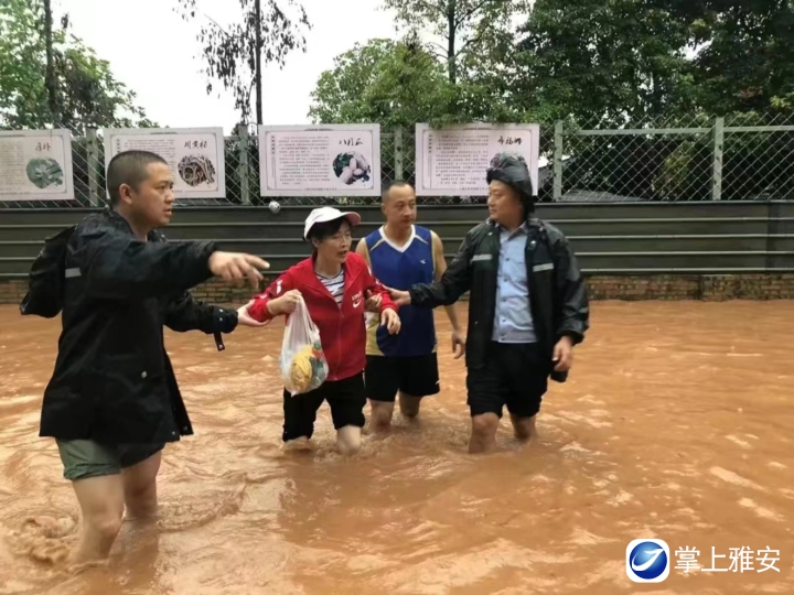 民警转移被困积水中的人员.jpg