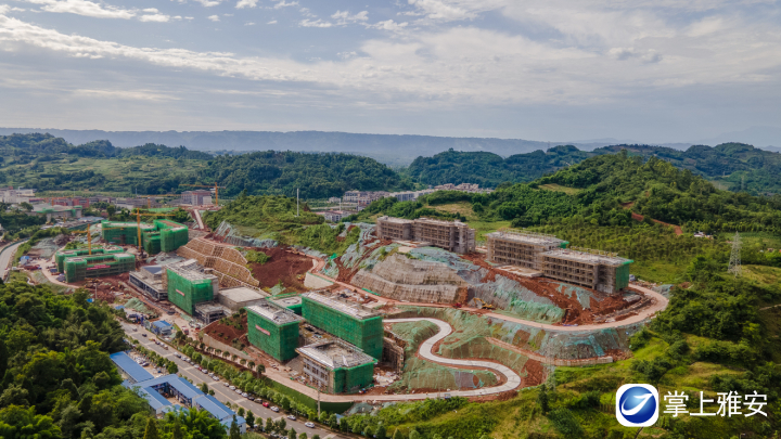 促进经济发展、培植地方财源，项目建设是根本。图为建设中的雅安大数据学院项目    本报记者 杨宇龙 摄.jpg