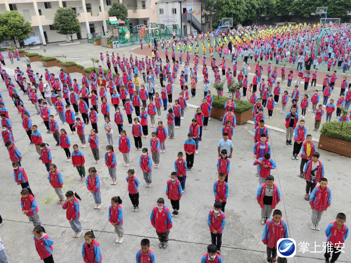 石县联合小学余震来临，学生有序撤离！校长对学生心理疏导后照常进行课间操！.jpg