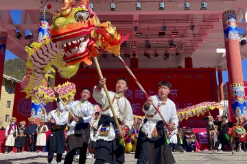 群众游客齐聚宝兴硗碛藏族乡 载歌载舞共庆“上九节”
