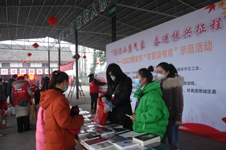村民在展位前购买书籍JPG1.JPG