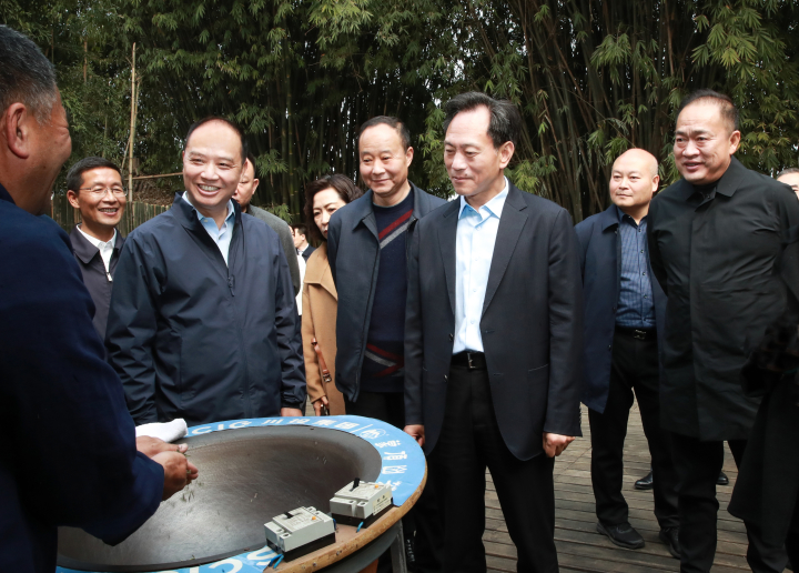 李江（中）率遂宁市党政代表团在我市名山区考茶产业和茶旅融合发展情况。 (5).jpg