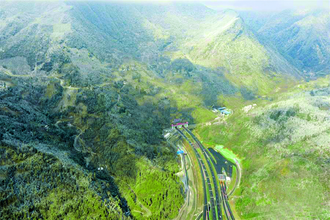 雅康高速公路二郎山隧道穿山而过山上盘山而行的川藏公路与之遥相呼应  据新华社0.jpg