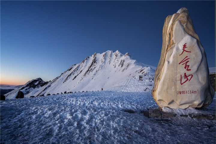 终年积雪的夹金山垭口8.jpg