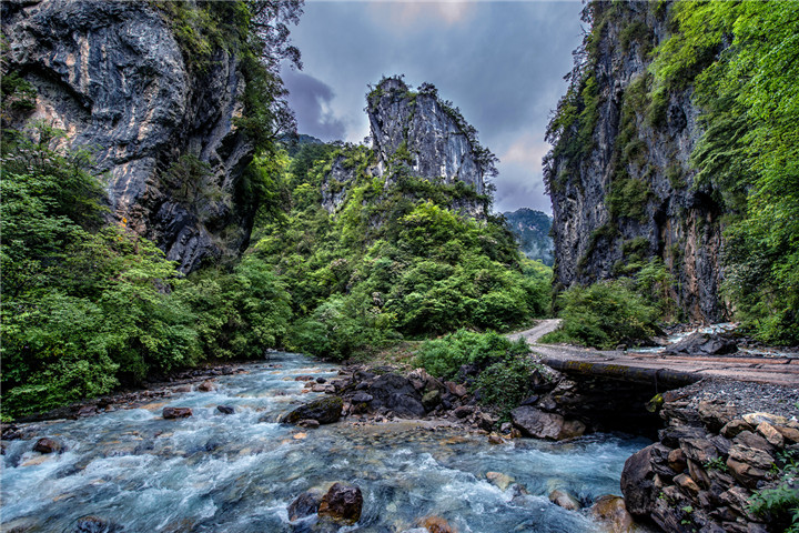 风景如画的东拉山大峡谷一隅5.jpg