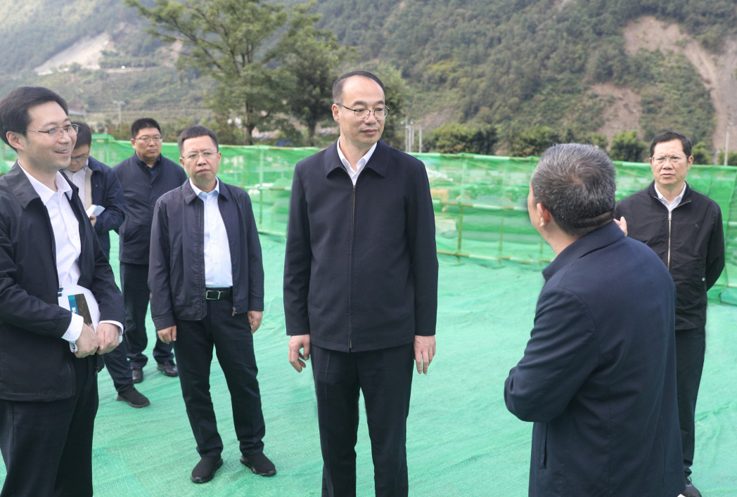 夏凤俭在石棉县王岗坪乡挖角集镇群众集中安置点，调研城乡住房重建情况——郝立艺摄.jpg