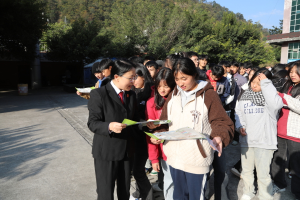 与法同行 守护青春 | 石棉县人民法院开展法治进校园活动